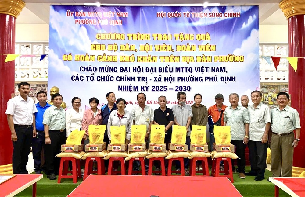 富定坊越南祖国阵线委员会领导于崇正慈善会馆向贫民发送慈善礼物。