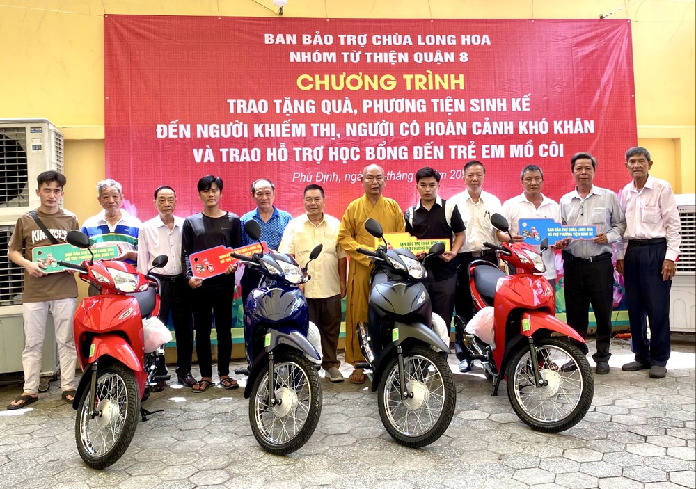 龙华寺住持释慧功和尚和该寺护法会各位理事向4户贫困户赠送谋生工具。