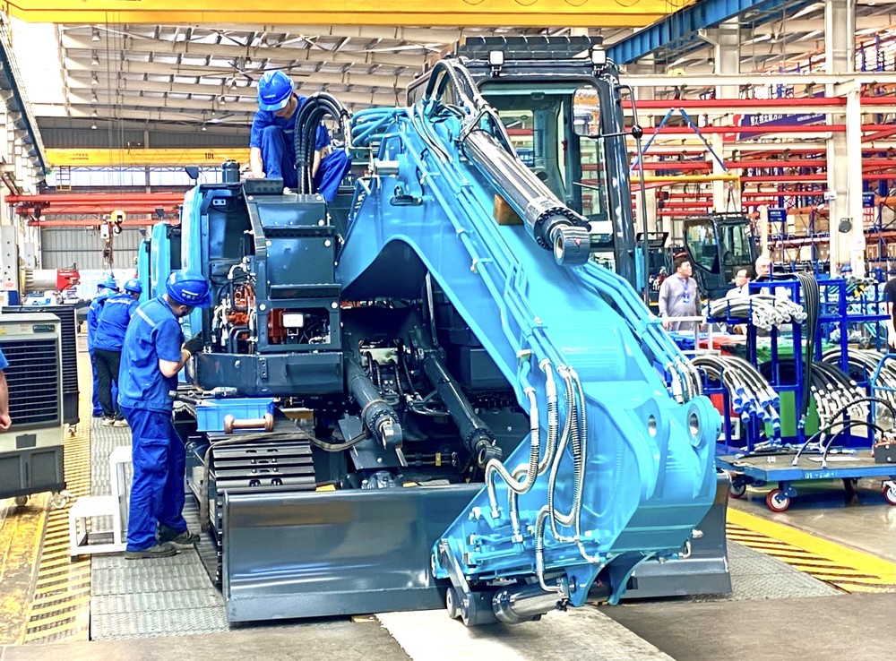 每6分钟下线一台挖掘机。