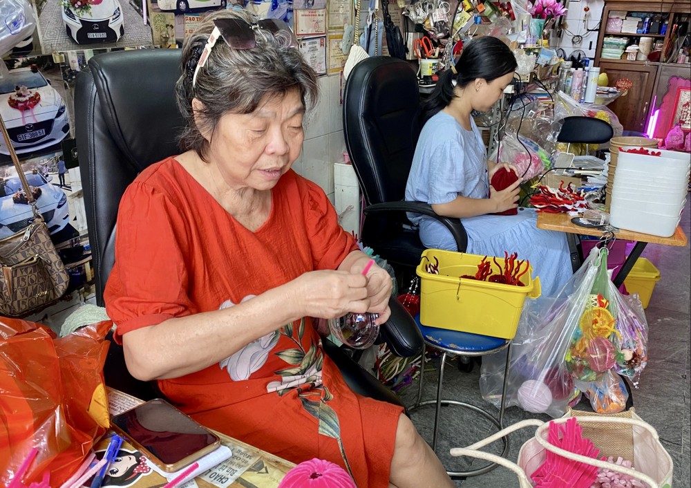 黄金蓉母女正在制作花灯。
