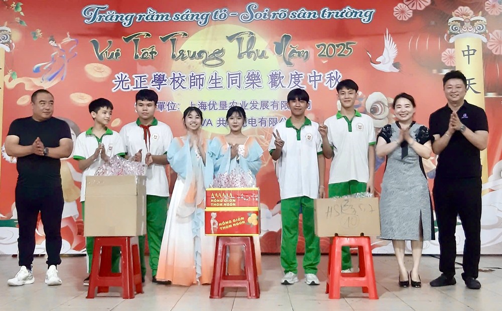 热心人士赠送月饼。