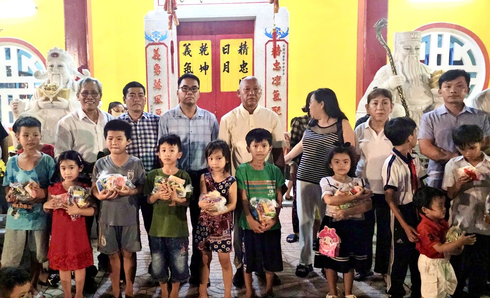 各界热心人士向小朋友赠送中秋礼物。