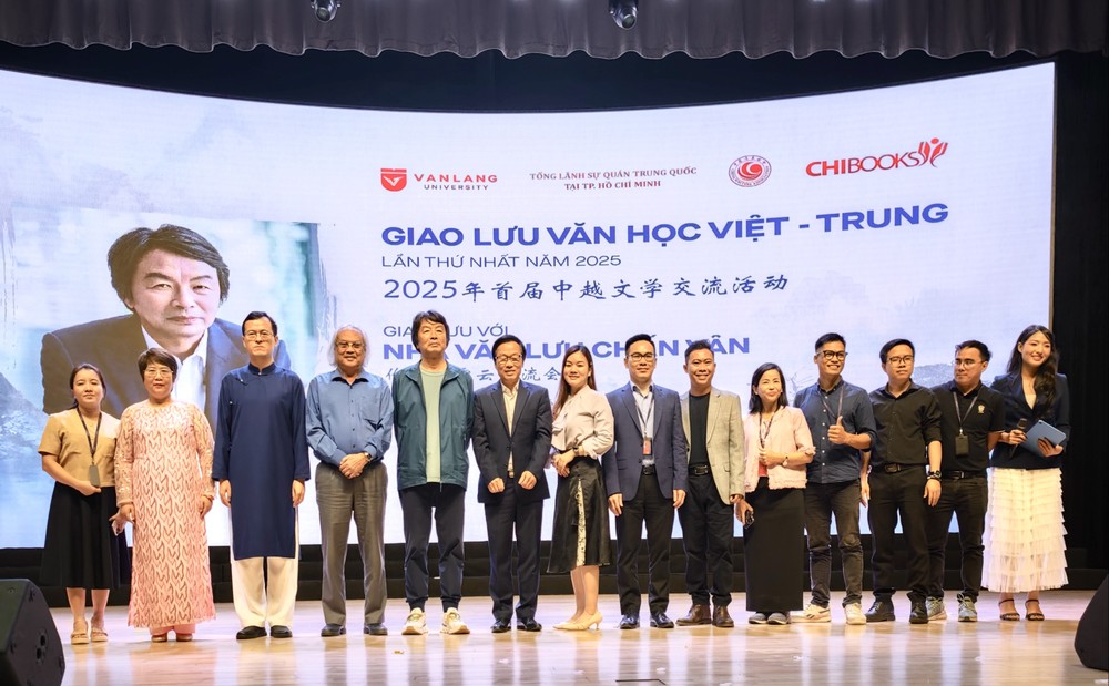 各单位代表与刘震云作家（左五）合照。