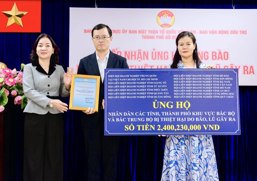 副总领事徐州（中）将善款移交予胡志明市越南祖国阵线委员会。