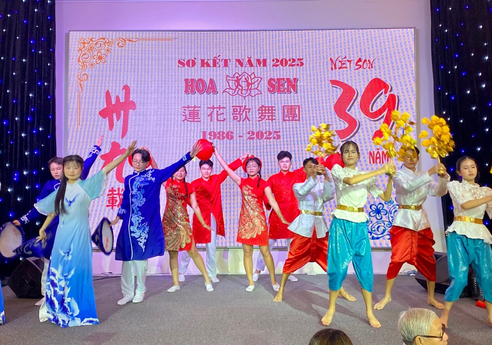 载歌载舞贺团庆。