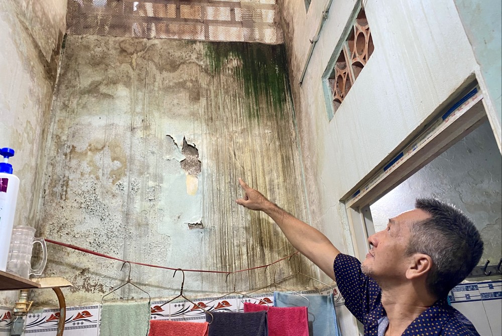 叶国威告诉记者漏水的地方。