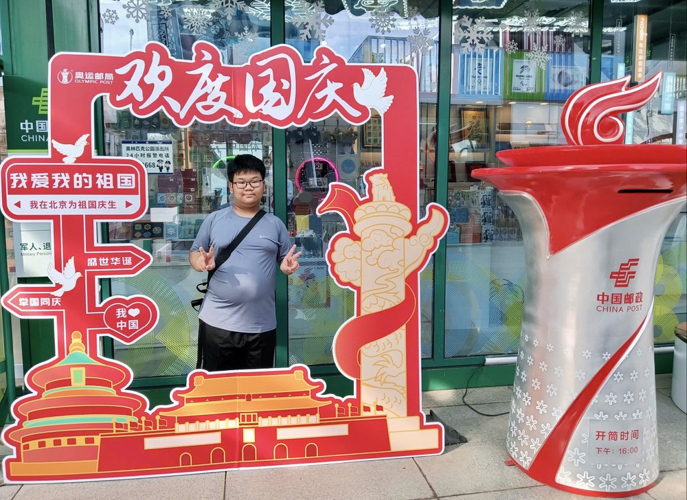 作者于北京留影。