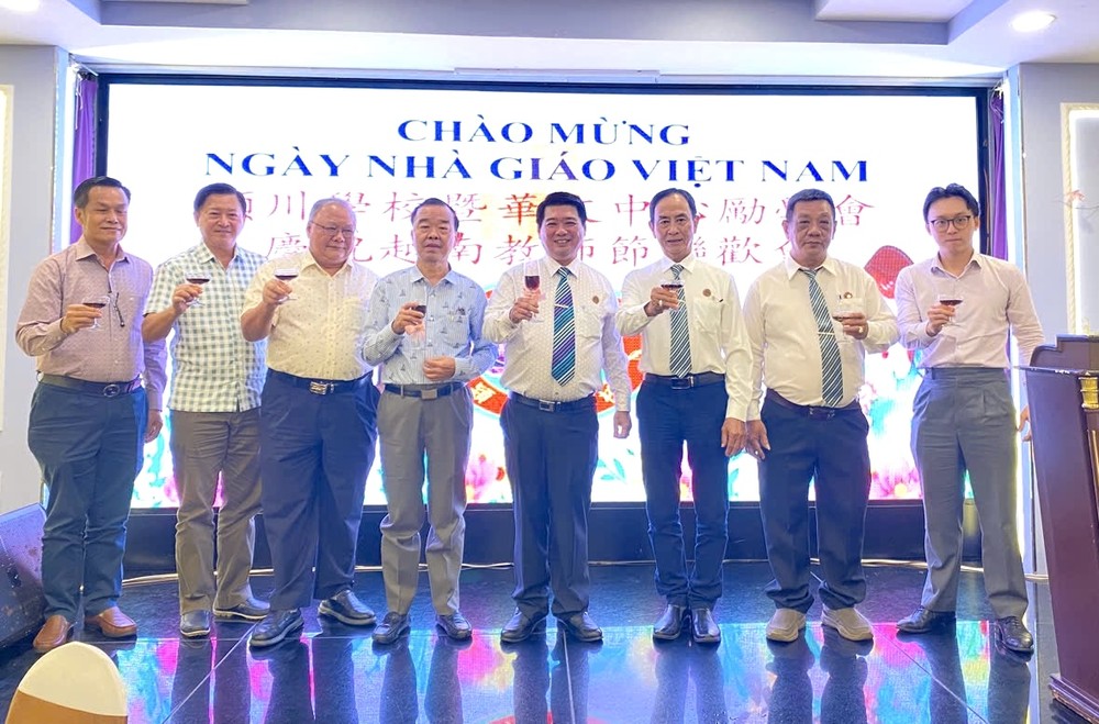 励学会成员祝贺教师节。