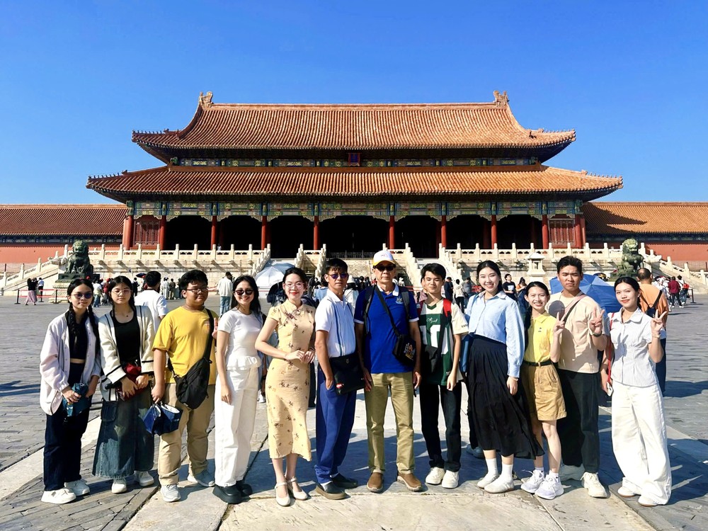 代表团参观北京故宫。