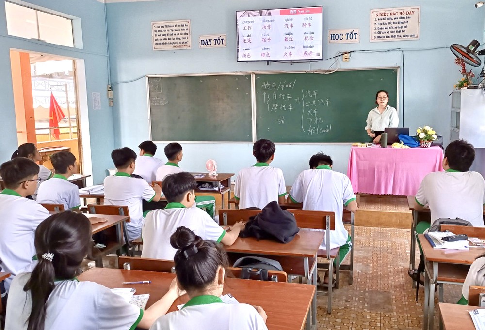 光正越华初高中学校师生上课的情景。
