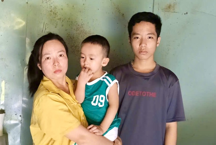 陈雪英与两个儿子。