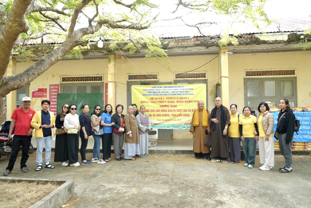 慈善团抵达丹阳乡后合照。