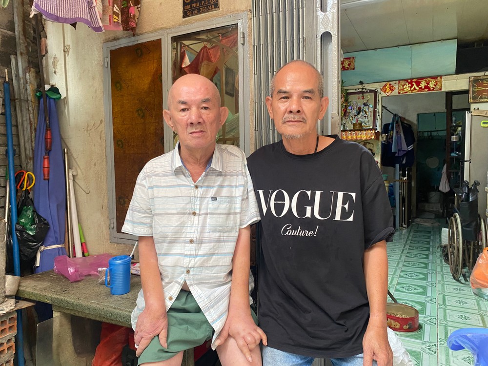 潘世成（左）与胞兄张文成。