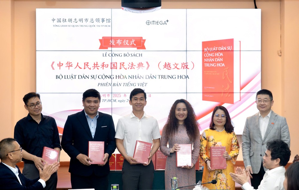 发布仪式上，唐立总领事向与会代表赠送《民法典》（越文版）。