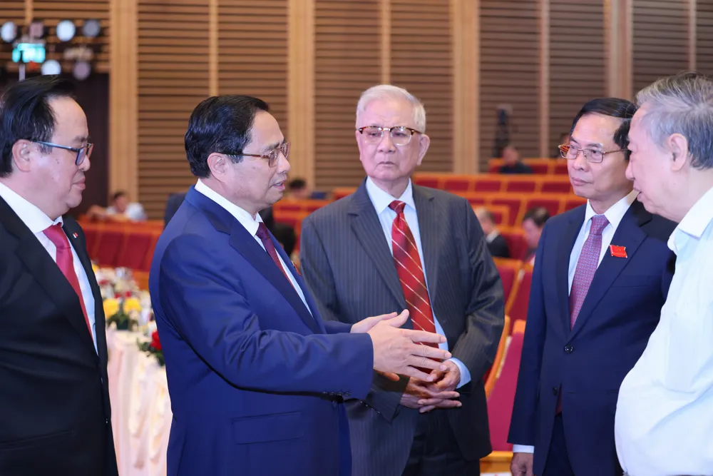 Thủ tướng Phạm Minh Chính trao đổi với các đại biểu dự Đại hội đại biểu Đảng bộ Bộ Ngoại giao lần thứ I nhiệm kỳ 2025 - 2030. Ảnh: VIẾT CHUNG Ttg sáng 15-7-2025 f.JPG