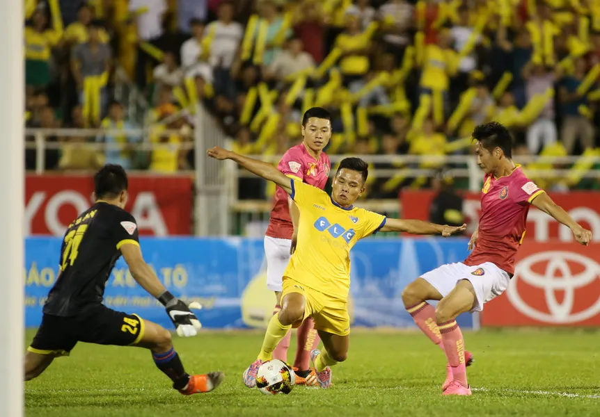 Thanh Hóa (áo vàng) chưa cho thấy bản lĩnh của ứng viên số 1 cho ngôi vô địch năm nay. Ảnh: DŨNG PHƯƠNG