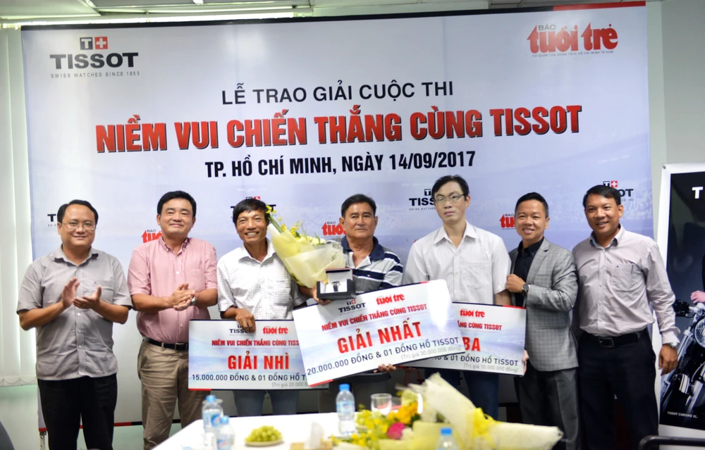 Các bạn đọc trúng thưởng cuộc thi bầu chọn của báo Tuổi Trẻ chụp hình lưu niệm cùng Ban tổ chức