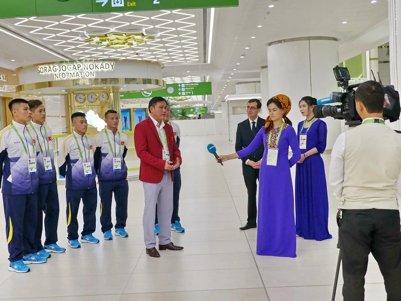 Truyền hình Turkmenistan phỏng vấn lãnh đội Trần Anh Tú ngay khi vừa xuống sân bay