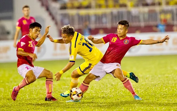 Cao Văn Triền (23) trong pha tranh bóng cùng Phi Sơn (SLNA). (Ảnh: DŨNG PHƯƠNG)