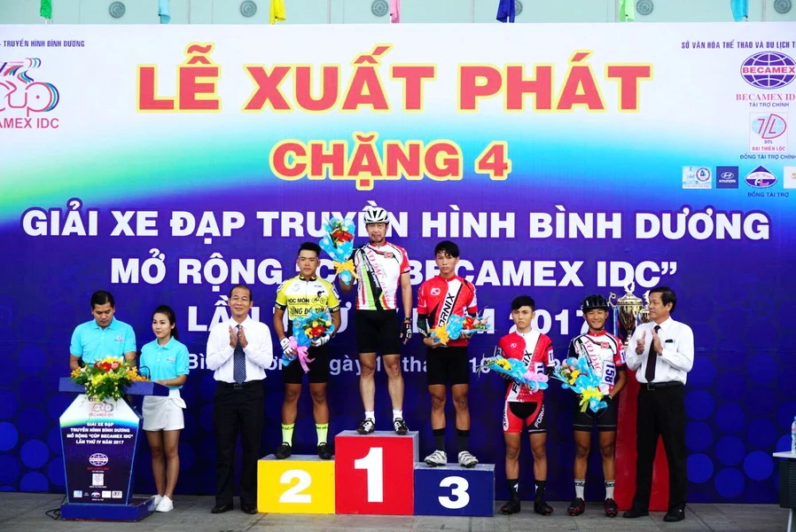 Ban tổ chức trao thưởng cho các tay đua trước khi xuất phát chặng 4. Ảnh: CHÍ THANH