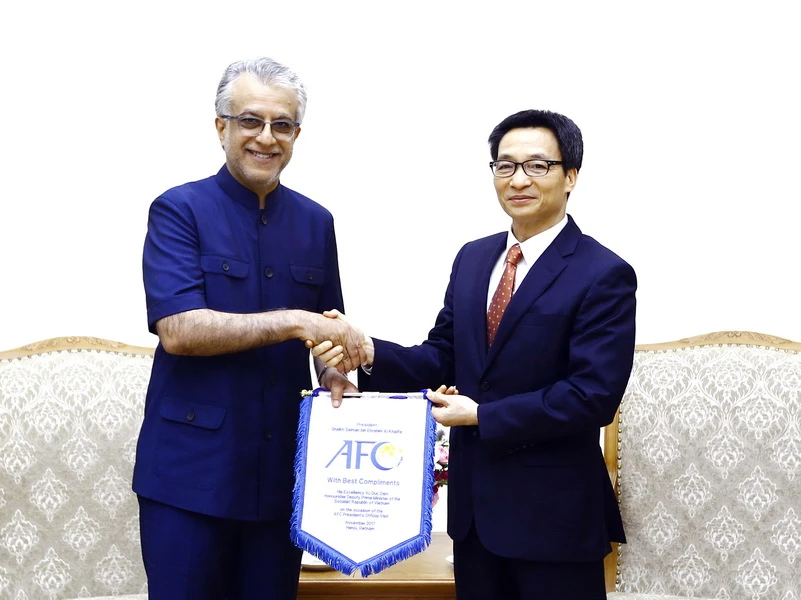 Ông Ebrahim Al Khalifa trao cờ lưu niệm của AFC cho Phó Thủ tướng Vũ Đức Đam. Ảnh: MINH HOÀNG