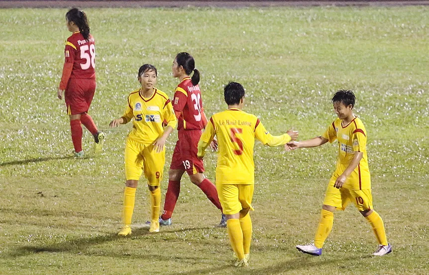 Đội TPHCM I dễ dàng giành chiến thắng cách biệt trong trận "derby TPHCM". Ảnh: Anh Trần