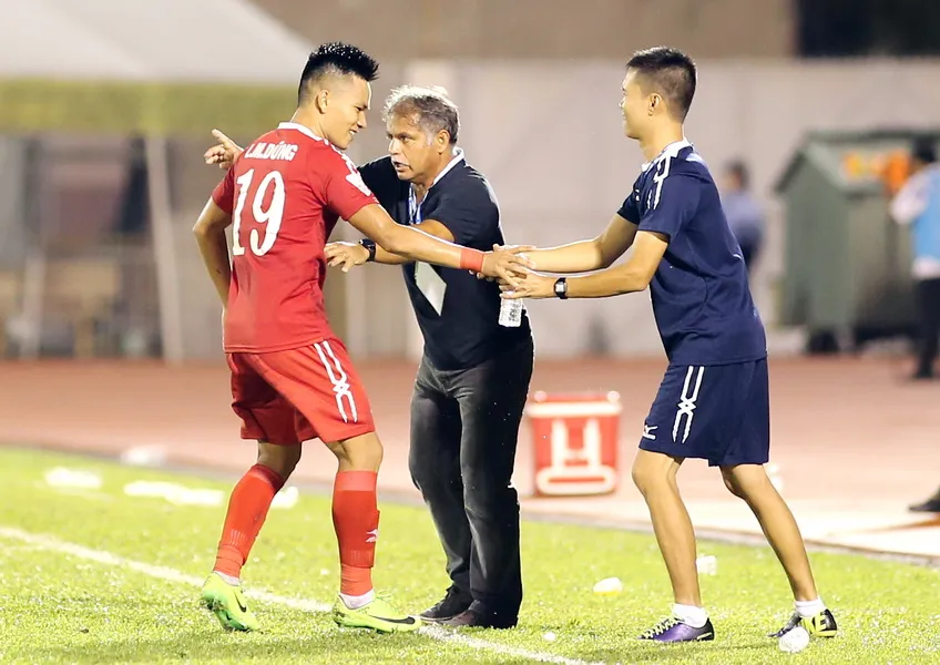 HLV Alain Fiard là nhà cầm quân đầu tiên bị mất việc ở V-League 2017. Ảnh: DỦNG PHƯƠNG