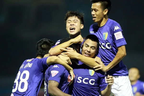 Văn Quyết cùng Hà Nội nhận hai giải thưởng trong tháng 10. Ảnh: MINH HOÀNG