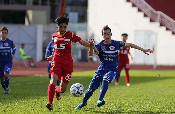 Đội nữ TPHCM I (áo đỏ) đang thể hiện phong độ rất tốt ở giải bóng đá nữ VĐQG 2017. Ảnh: ANH TRẦN
