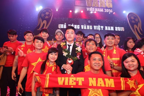 Xuân Trường chụp ảnh lưu niệm cùng người hâm mộ. Ảnh: DŨNG PHƯƠNG