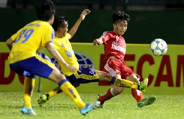 Đội Viettel (áo đỏ) may mắn có trận hòa trước Đồng Tháp. Ảnh: Anh Trần