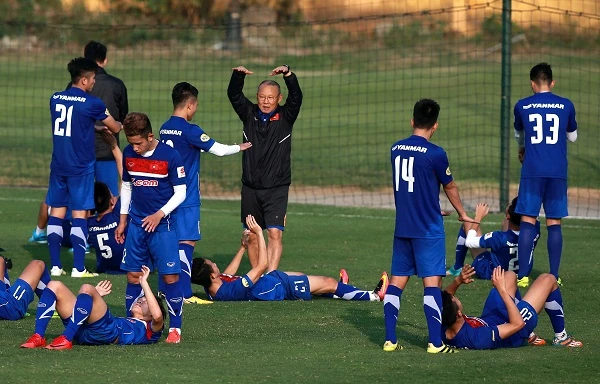 Thầy trò đội U23 Việt Nam trong buổi tập ngày 3-12. Ảnh: MINH HOÀNG