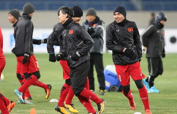 Các cầu thủ U23 Việt Nam trên sân Côn Sơn vào tối 9-1. Ảnh: A.TRẦN