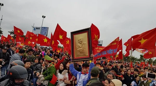 “Rừng người” hâm mộ chào đón đội tuyển U23 Việt Nam về nước ảnh 1