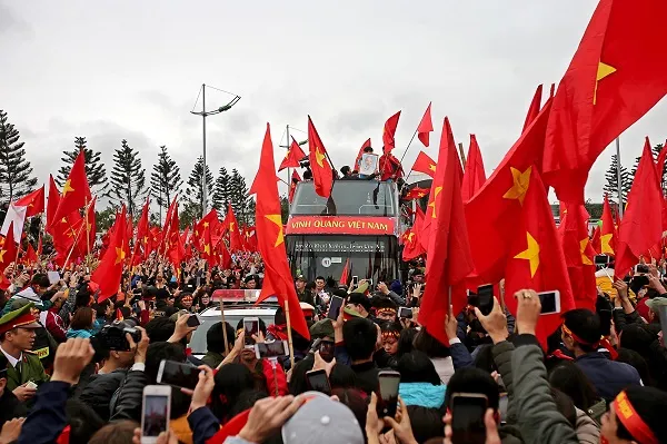 “Rừng người” hâm mộ chào đón đội tuyển U23 Việt Nam về nước ảnh 3