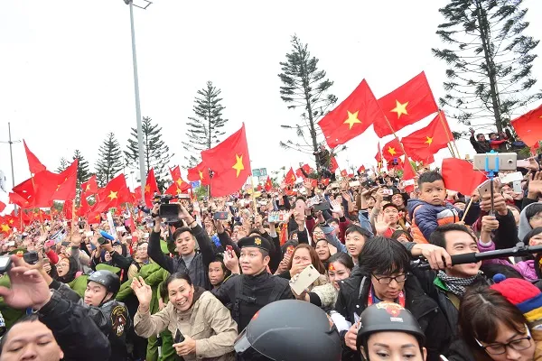 “Rừng người” hâm mộ chào đón đội tuyển U23 Việt Nam về nước ảnh 5
