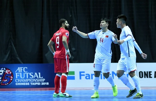 ĐT futsal Việt Nam thắp lại hy vọng sau chiến thắng trước đội Bahrain.