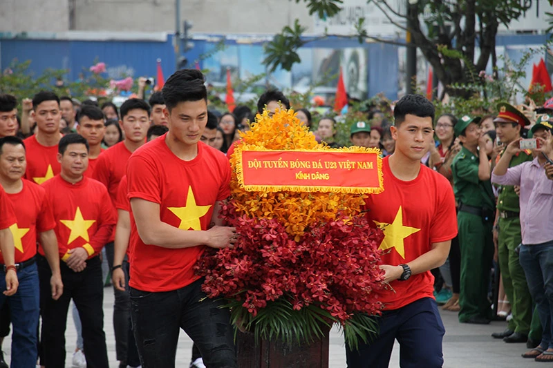 Toàn đội tiến hành lễ dâng hương tượng đài Bác Hồ