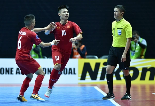 Đức Tùng và Đức Hòa tiếp tục "nổ súng" cho ĐT futsal Việt Nam. Ảnh: ANH TRẦN