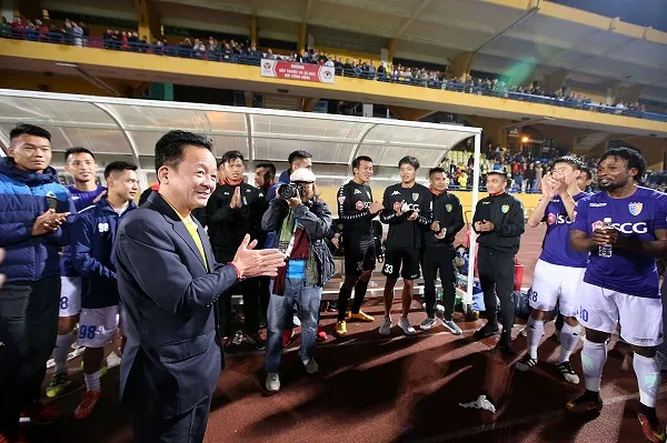 Thầy trò CLB Hà Nội vừa được bầu Hiển thưởng lớn. Ảnh: MINH HOÀNG