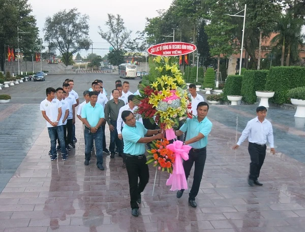 Toàn đội có mặt và dâng hương tại Nghĩa trang liệt sĩ tỉnh Bình Dương sáng 6-3. Ảnh: ANH TRẦN