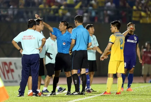 Nóng chuyện trọng tài trên sân Bình Dương ảnh 1