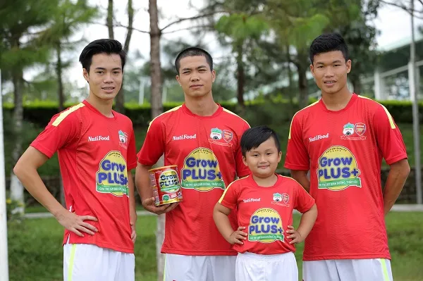 Đừng nên nặng nề chuyện cầu thủ đi quảng cáo ảnh 2