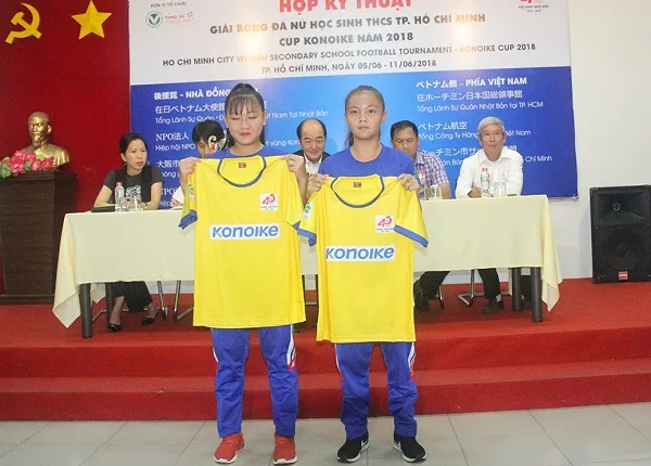 Đại diện cầu thủ giới thiệu mẫu áo thi đấu
