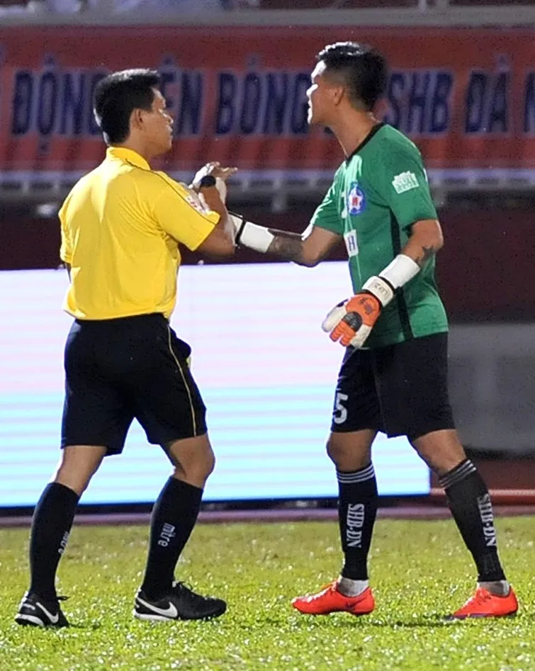 Thủ môn Lê Văn Hưng bị đình chỉ thi đấu 4 trận ảnh 1