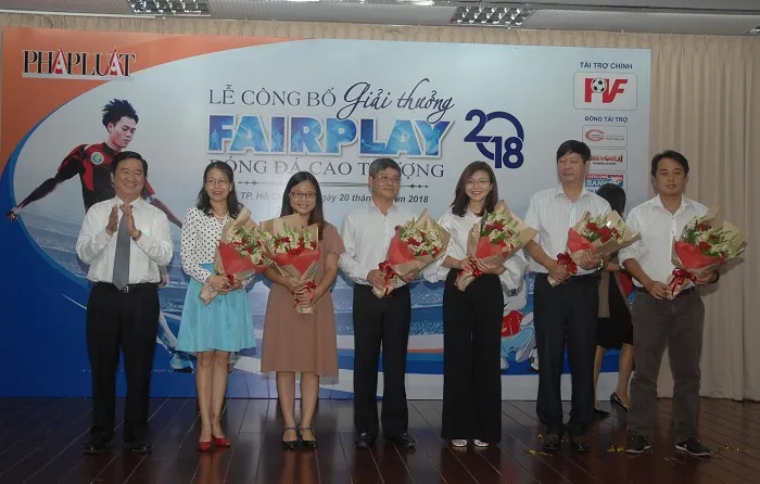 Ban tổ chức chụp ảnh lưu niệm cùng các nhà tài trợ, đơn vị bảo trợ truyền thông cho cuộc bầu chọn năm 2018. Ảnh: NGUYỄN NHÂN