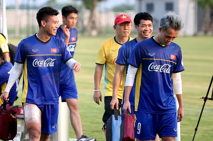 Các cầu thủ hăng say trong buổi tập đầu tiên. Ảnh: MINH HOÀNG