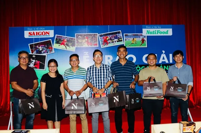 Tác phẩm “Bức tường thép” đoạt giải nhất tháng 7 cuộc thi ảnh “Sắc màu Nuti Cafe V-League 2018“ ảnh 1