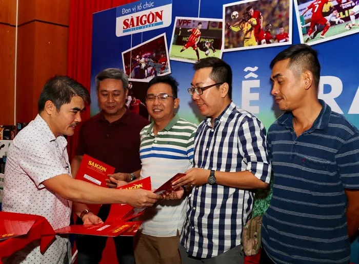 Ông Nguyễn Chiến Dũng, Thư ký Tòa soạn báo SGGP điện tử trao quà cho các tác giả đoạt giải. Ảnh: DŨNG PHƯƠNG