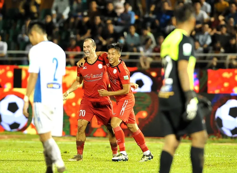 Thắng dễ HA.GL, thầy trò Miura đến gần bờ trụ hạng ảnh 2